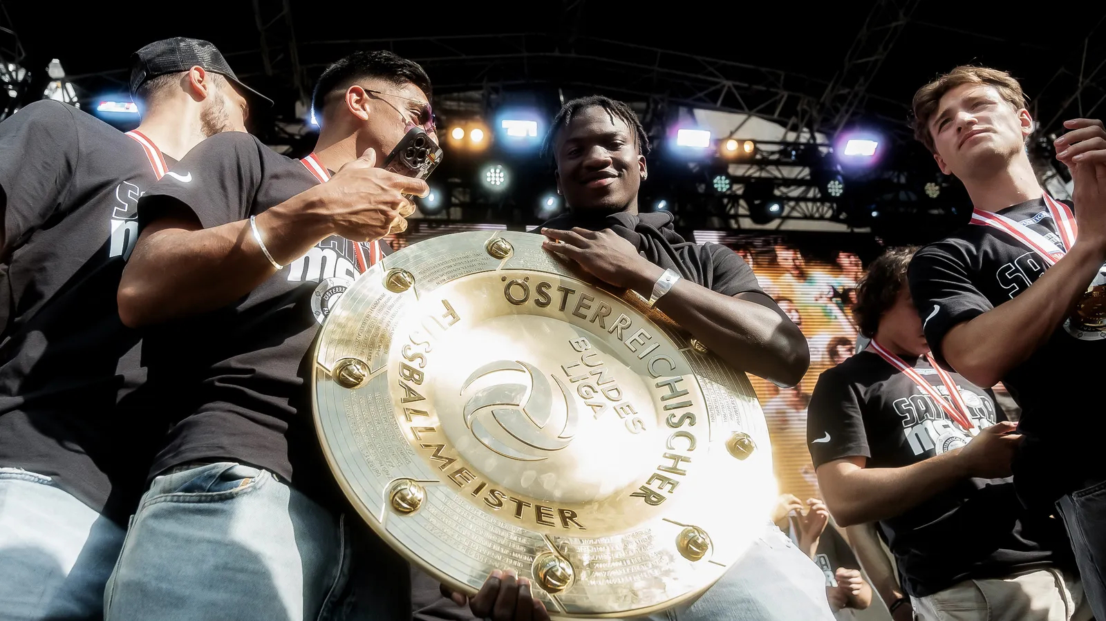 都是BUNDESLIGA和德国一样，奥地利联赛也叫BUNDESLIGA，而且也是