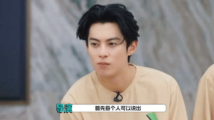 王鹤棣2026年要远离小人 这期宇宙闪烁请注意 的搓澡游戏也太会玩了吧！在背上写