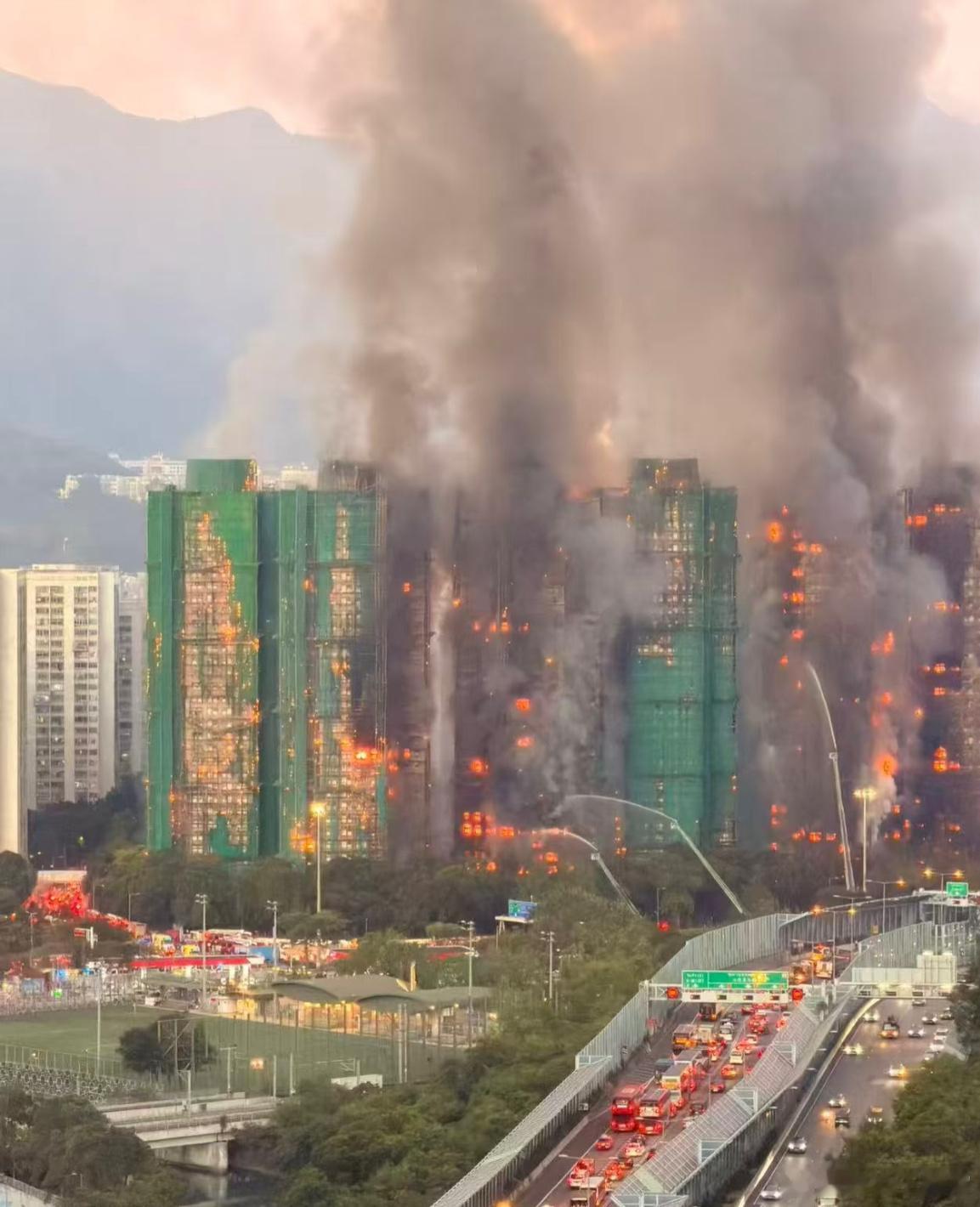 我靠，刚看了下香港火灾的图片也太吓人了，连在一起的8栋楼竟然全给烧起来了，这灭起