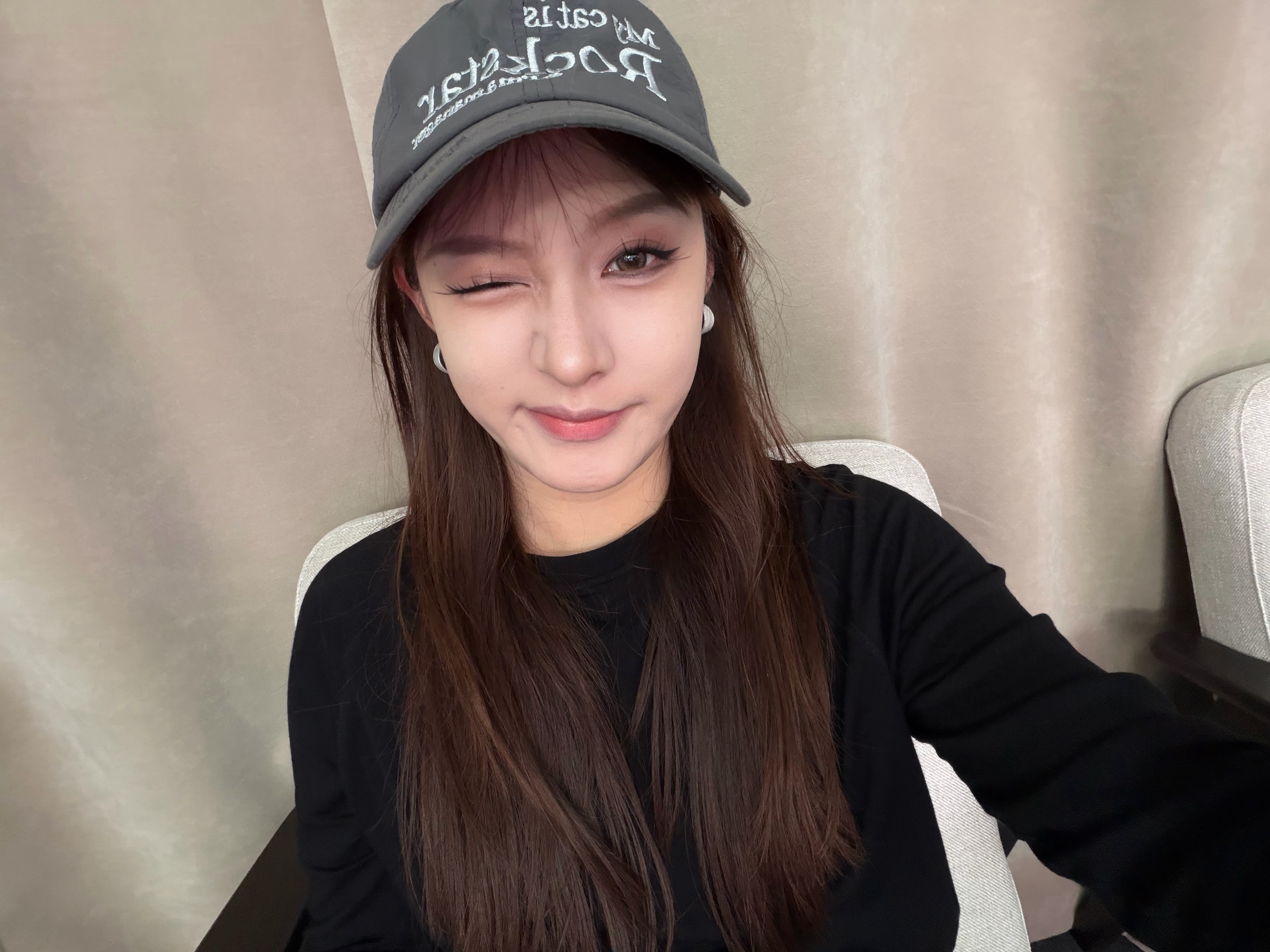 蹭一下我司摄像间的背景灯光，顺手拍两张自拍[doge]等会儿再简单配合出个镜～ 