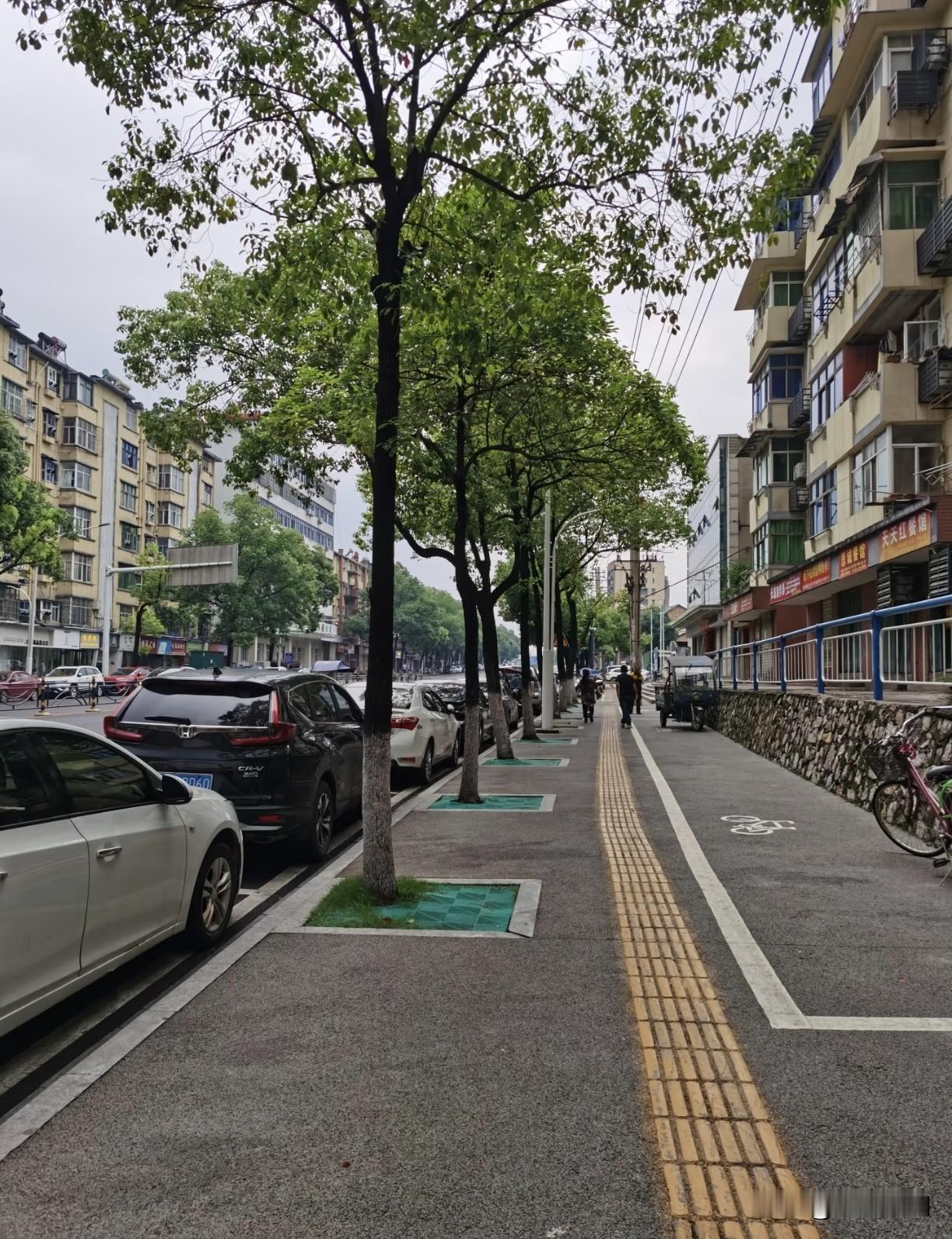 我有个女同学，她丈夫跟客户应酬后，醉酒驾驶撞伤了人，她丈夫慌乱之际急打方向，导致