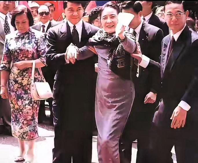 1995年，美国。90多岁的宋美龄，在蒋孝勇与孔德基的搀扶下缓步前行。民国“四大
