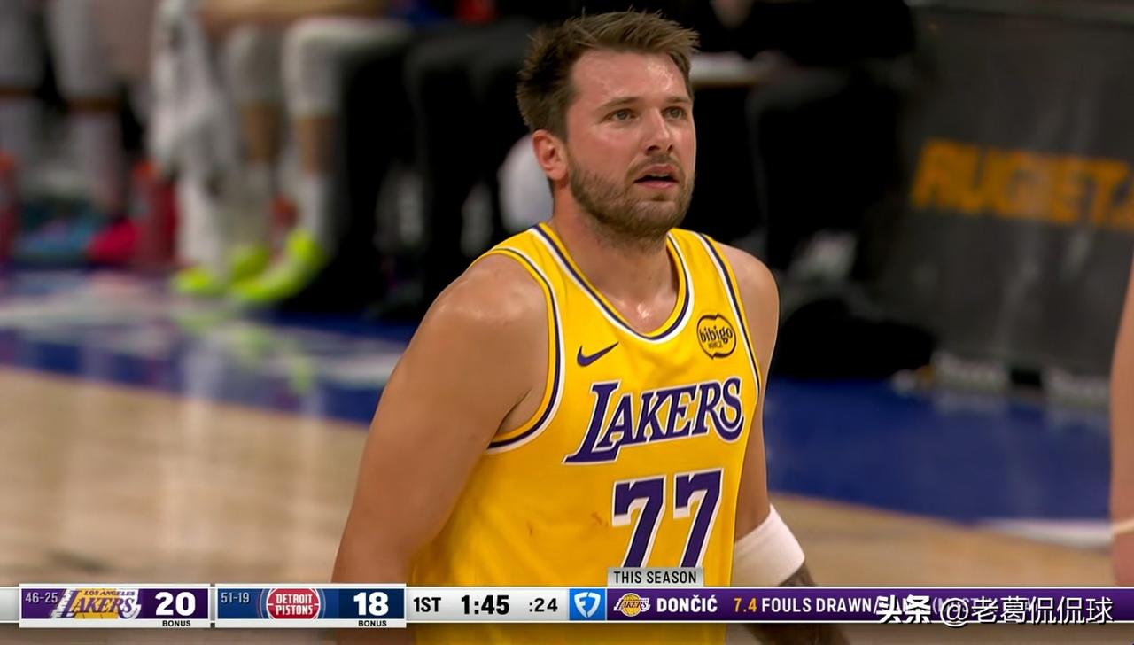 湖人当家球星东契奇真是太让队友尴尬了！在今天湖人客场挑战活塞的比赛中，目前双方的