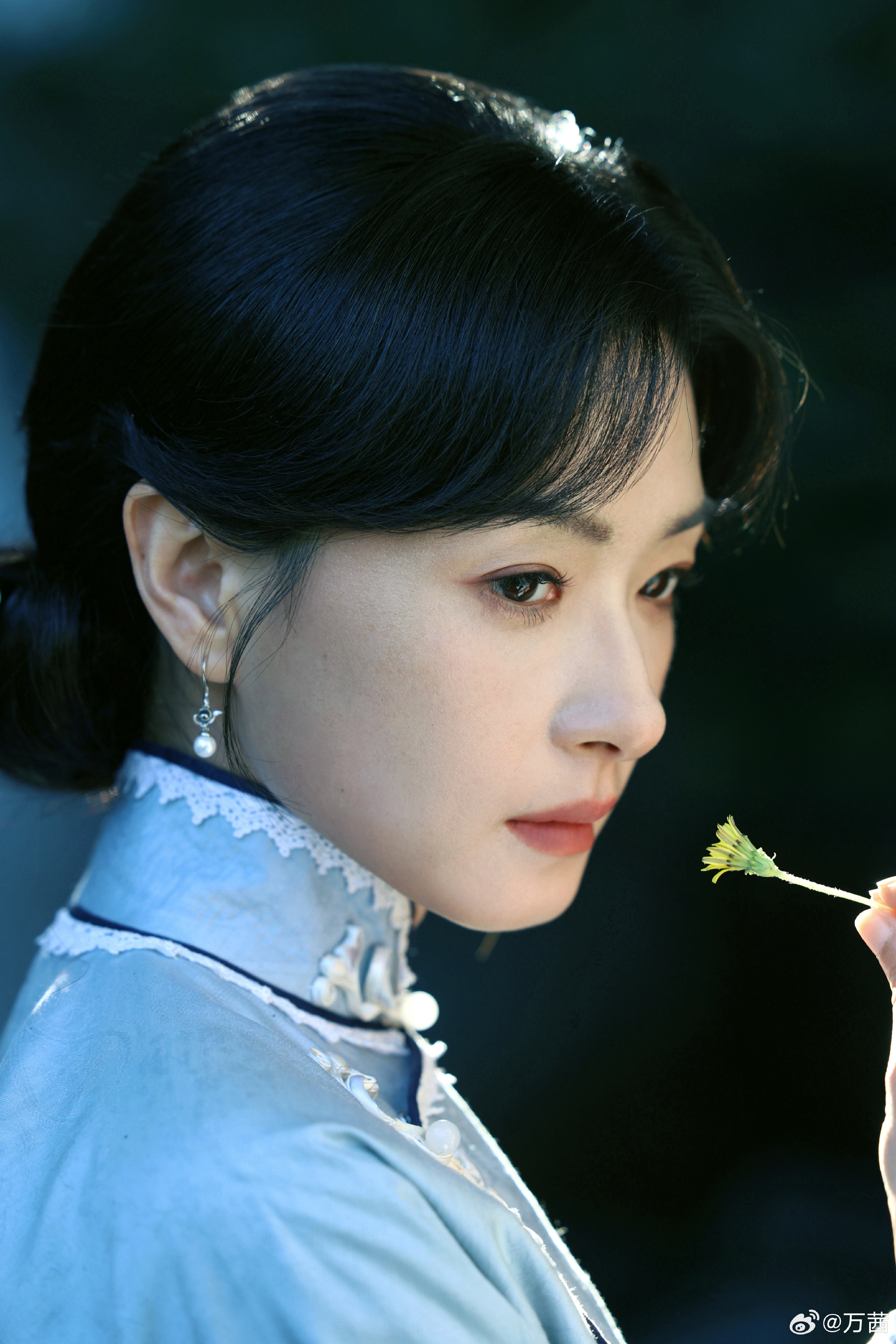 万茜民国风完全白月光万茜民国大家闺秀仪态新剧今日开播，万茜民国造型写真释出，一身