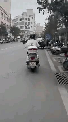 只是为了取乐拍视频，竟当街飞脚踹倒拾荒老人，这种行为到底有多让人寒心？
 
2月