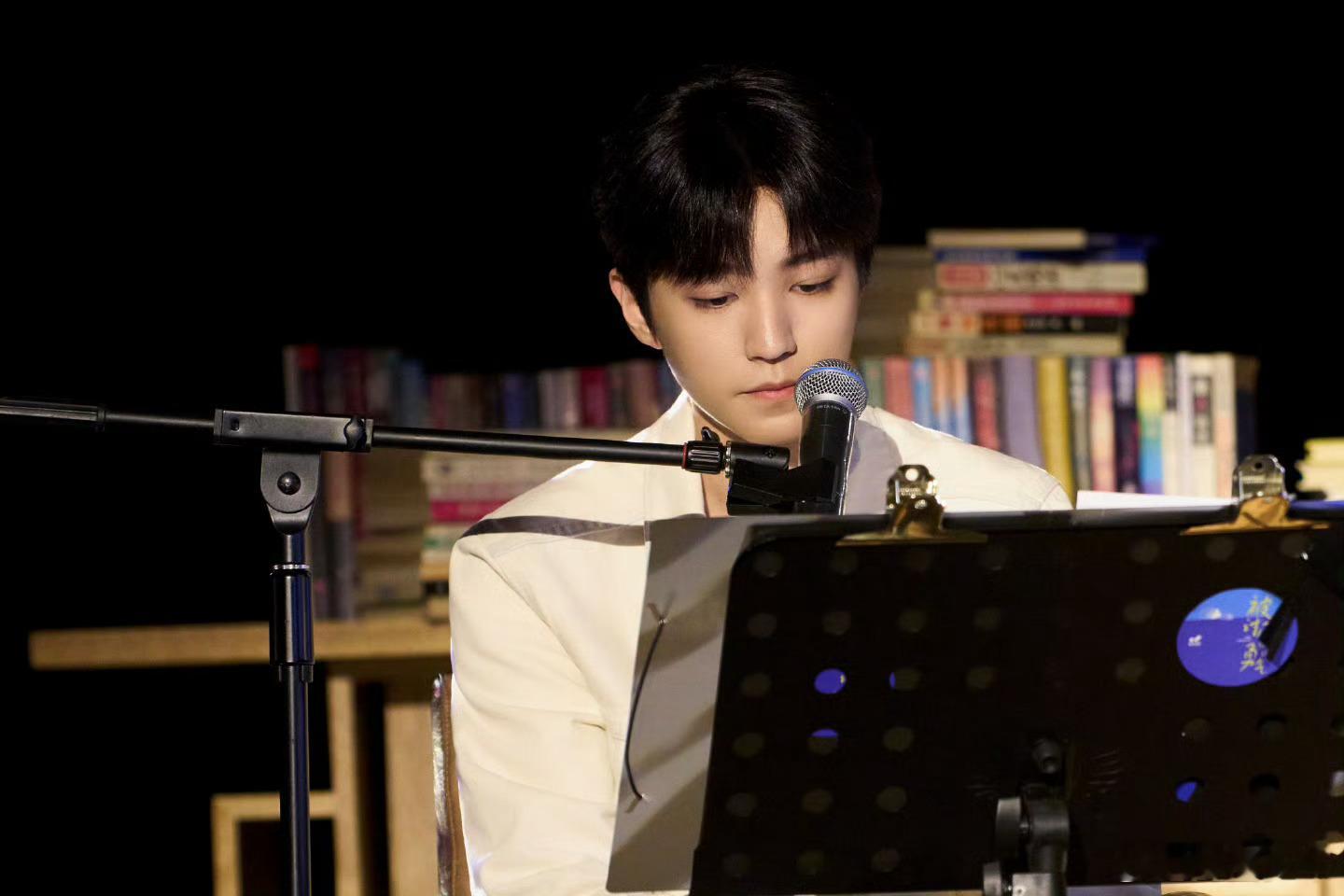 王俊凯乌镇戏剧节出图王俊凯与自我与世界的真诚对话 谁被王俊凯这场“声音向导”的哲