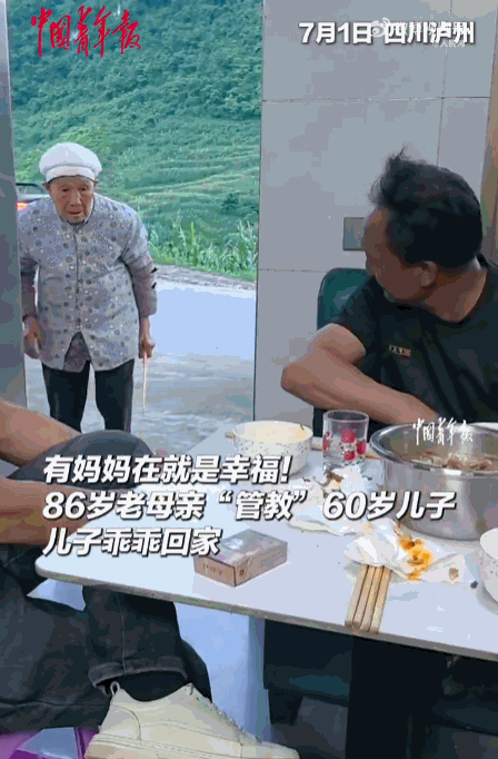 太幸福了！四川泸州一家餐馆里，一位白发苍苍的老奶奶手持一个拍子，气势汹汹地走向一
