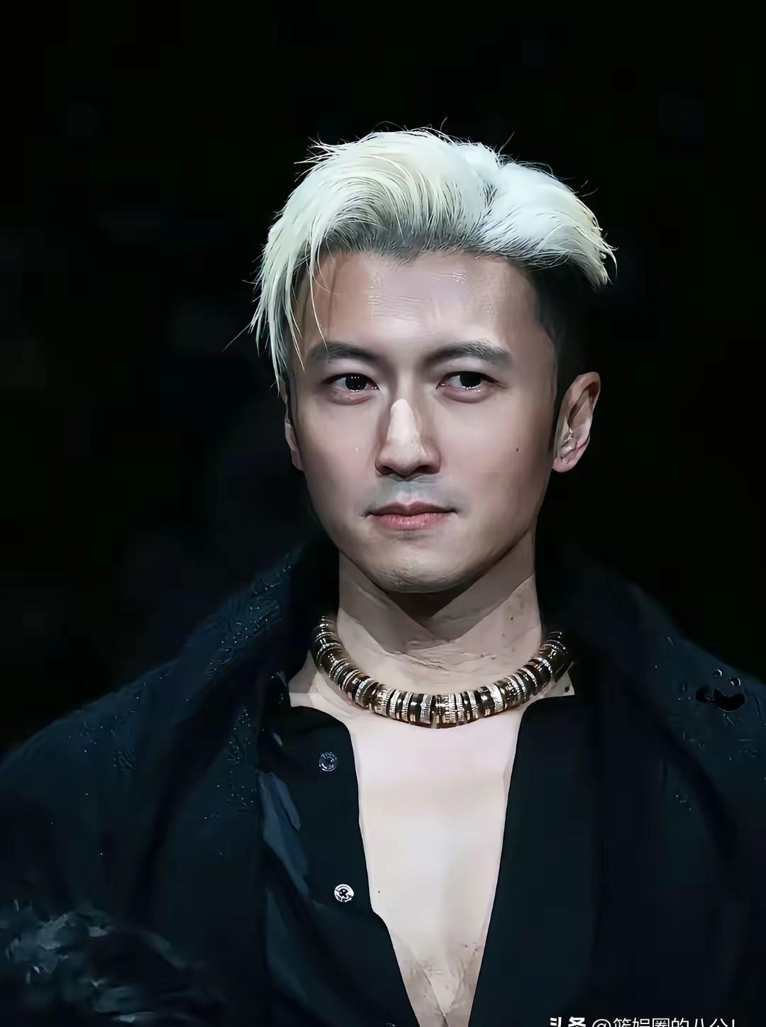 别再盯着谢霆锋的演唱会了！
他靠烤肠4年狂赚15亿！
你敢信，锋味派烤肠连续三年