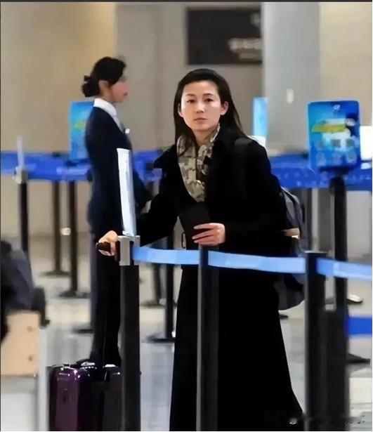 她身材高挑，体态丰腴，这一身香槟色的礼服裙实在是太美了，彰显出她温婉的气质，美丽