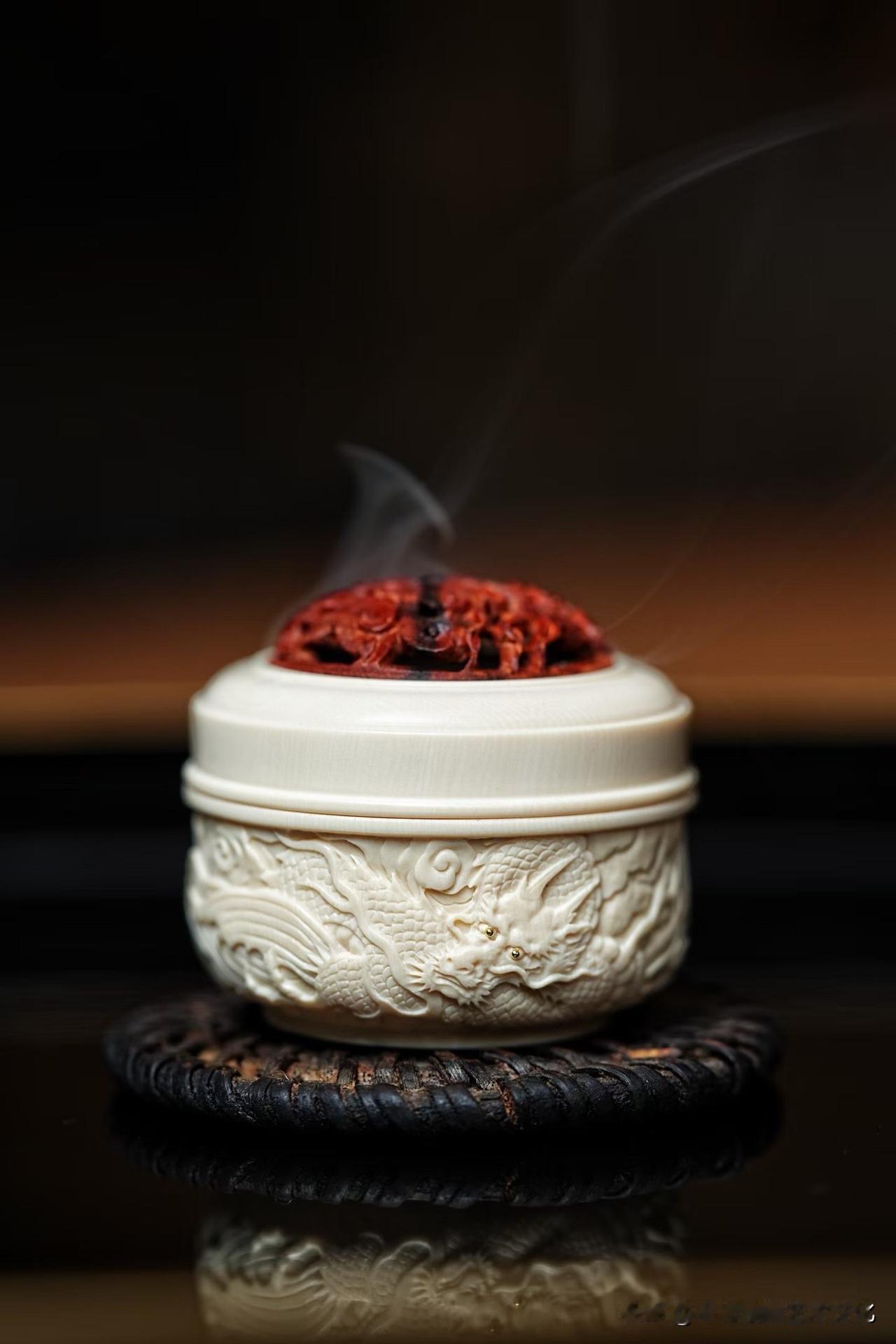 有些香炉，看的是雕；
但有些，要等烟起来才算完整。

这只猛犸「龙游八方」，很收