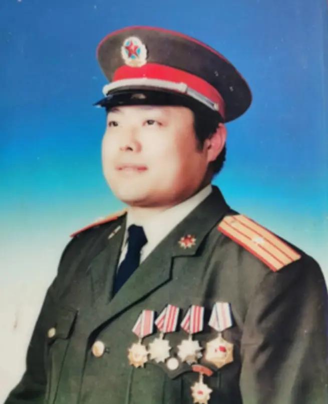 刘树洪1983年底入伍，1986年参加对越防御侦察战，越境侦察40余次。在一次侦