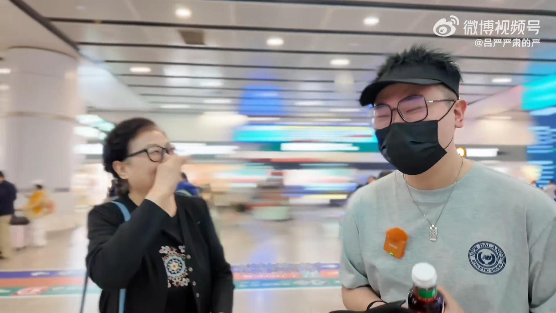 吕严和妈妈录完小子变亲密了原来综艺真的能拉近亲子距离！吕严和妈妈彻底放下隔阂，一