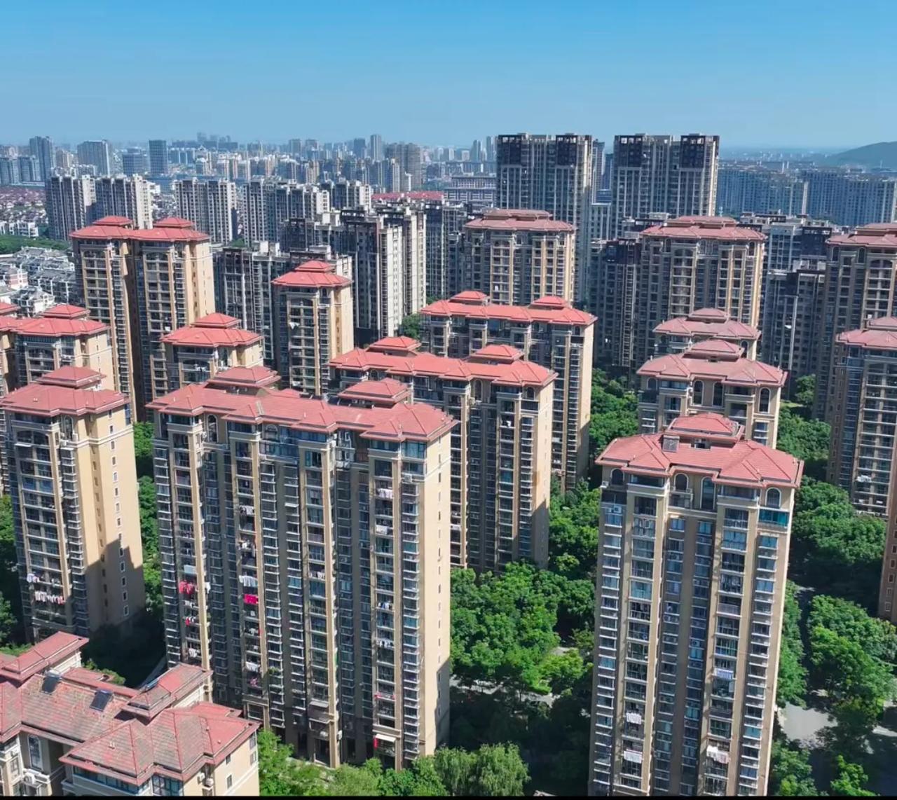 现在的房价主要取决于地段？品质？房龄？户型？书包还是其他？好像都有点关系但又好像