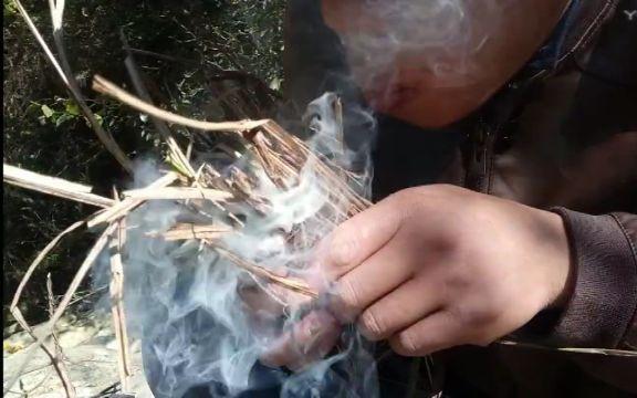 取火技能在荒野求生赛中扮演着至关重要的角色，尤其是在“张家界七星山荒野求生”这样