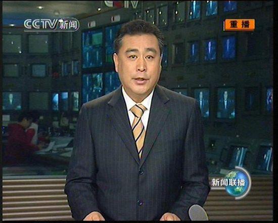 你还记得那位在《新闻联播》里一坐就是32年的“国脸”张宏民吗？

1961年生于