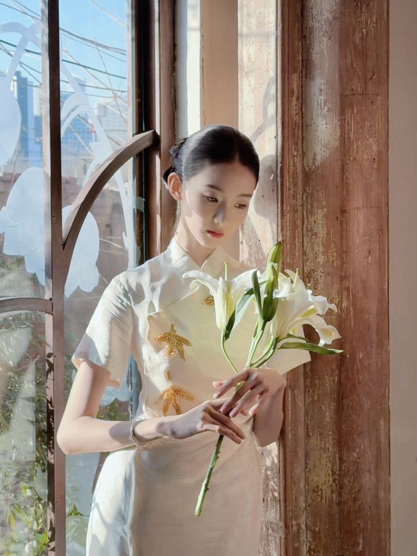 张艺凡发型光感十足 被张艺凡的发型狠狠种草！柔顺发丝自带光泽，发量蓬松又茂密，简