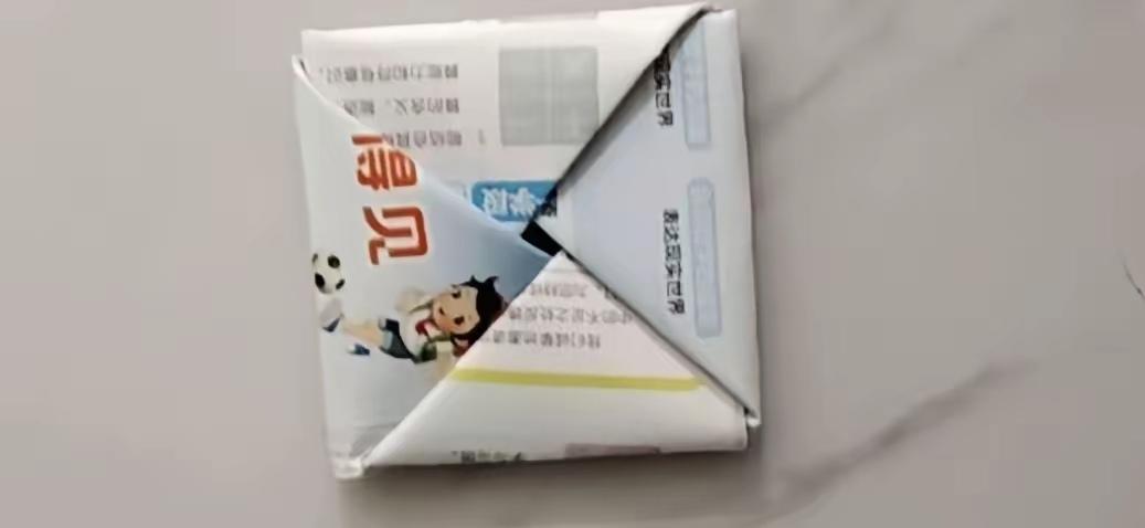 @星辰大海回音壁 ：这个叫“打宝”！不同于现在小学生们玩手拍地游戏。因为现在小学