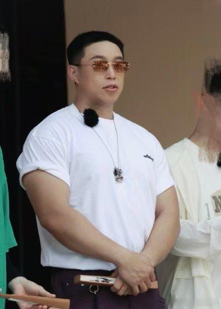 没点肌肉当不了德云社副总 不得不说，烧饼和栾云平这波操作太有梗！为拦于谦网恋奔现