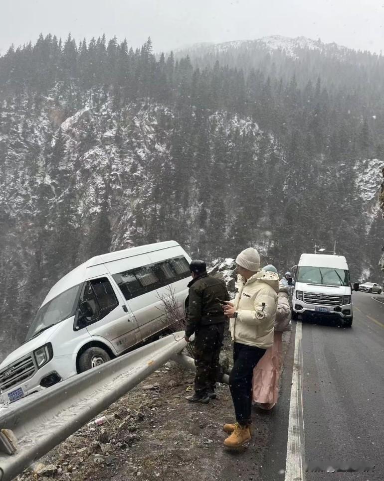 波密往然乌湖方向下雪路滑，目测九座车车内人员未知，下车都不敢有大动作
太危险了，