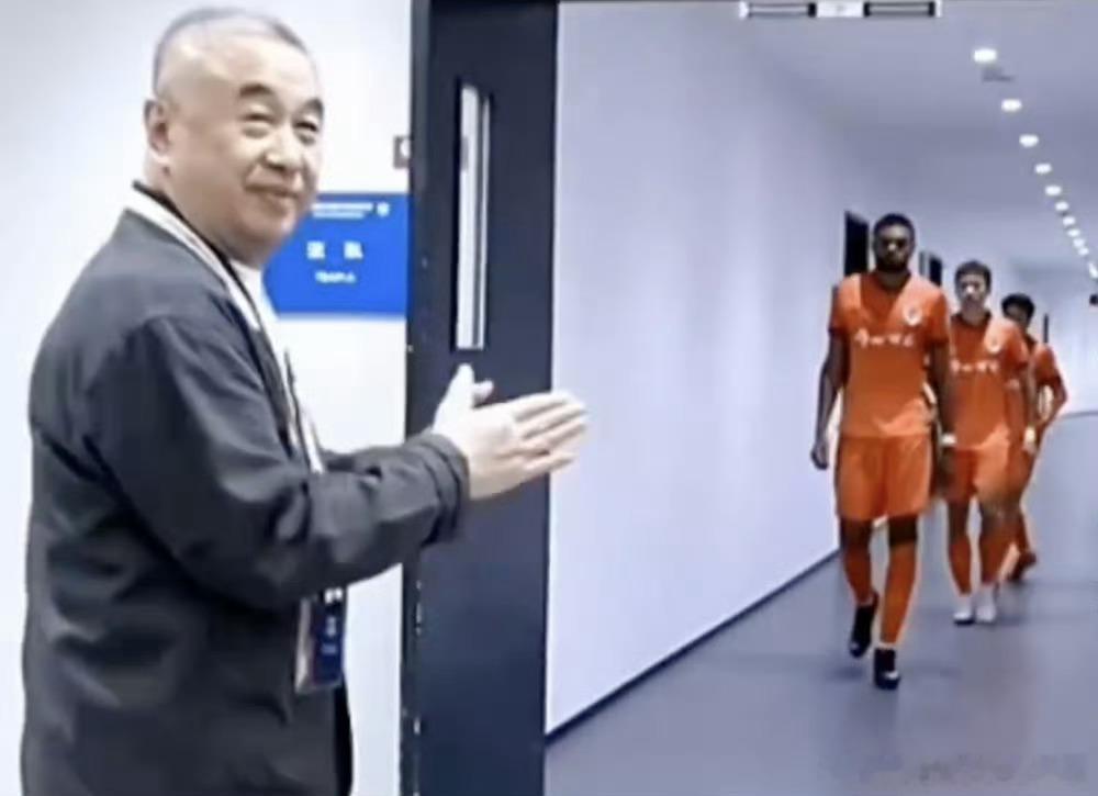 青岛海牛老板疑似准备退出青岛海牛投资人‌乔伟光‌接受采访时坦言，俱乐部每年亏损约