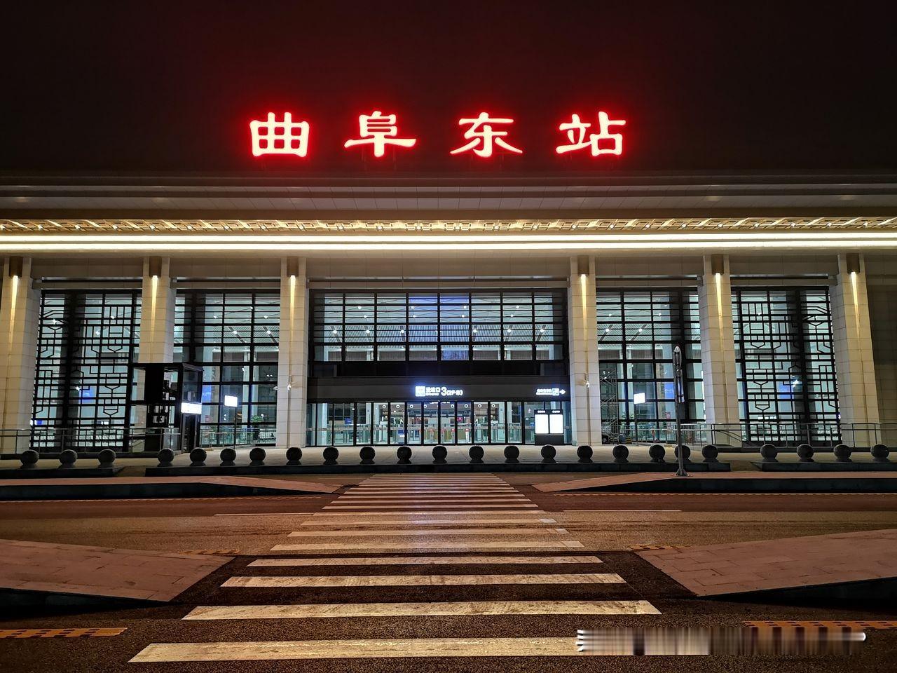 同样是京沪高铁同期县级车站，反差耐人寻味：滕州东站2台4线，站房规模偏小，一期就