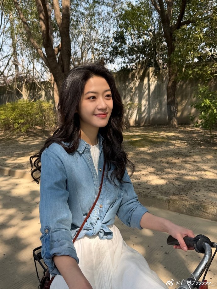 向涵之妈咪级别向涵之美成啥样了向涵之自拍颜值绝了，高马尾搭配黑色无袖又飒又美，状