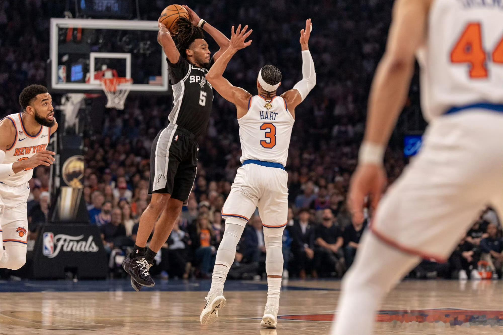 nba总决赛马刺vs尼克斯 强强对决分出胜负！NBA总决赛G3，马刺客场鏖战取胜