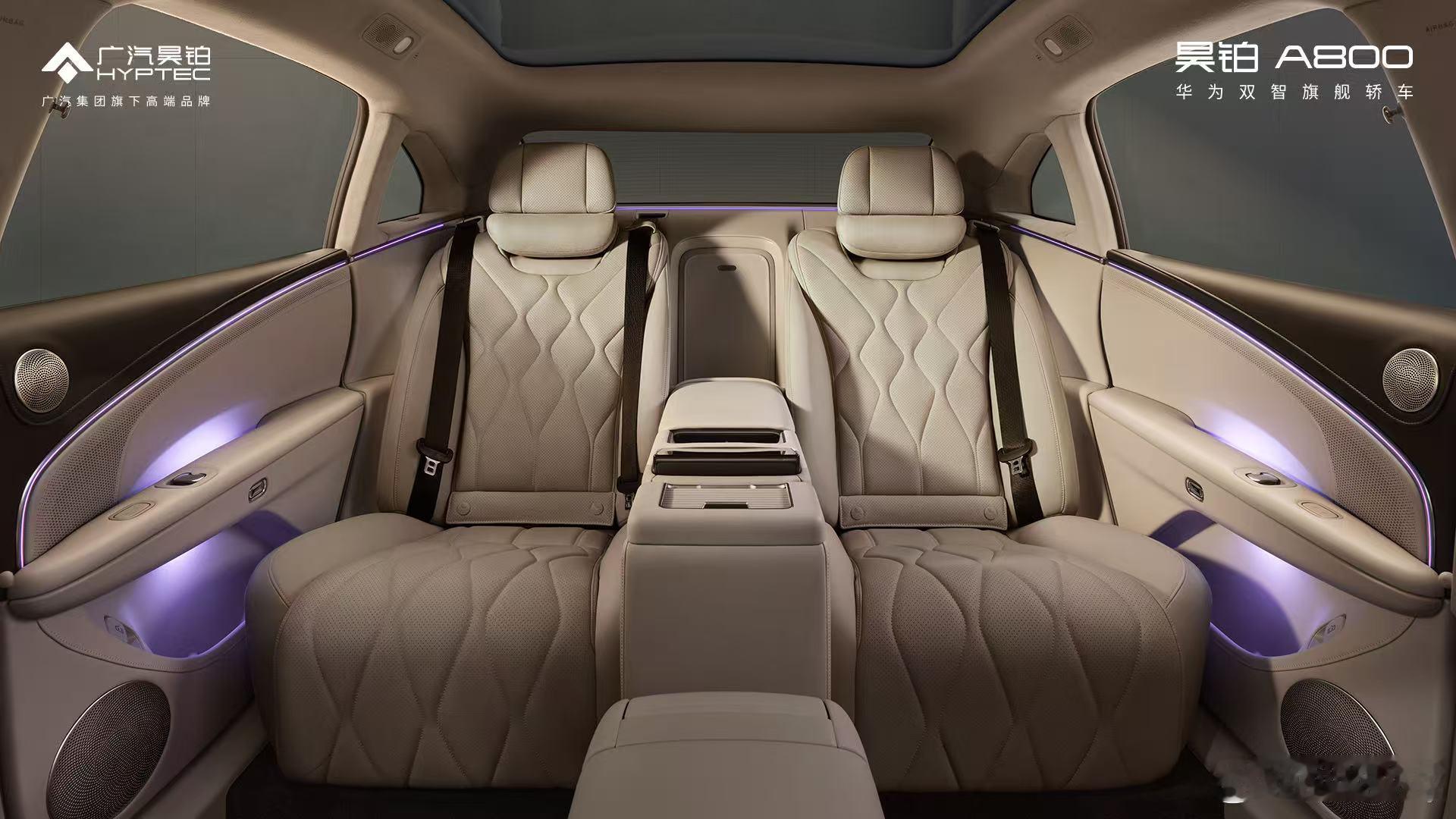 这套内饰还是挺豪华的，而且还有华为ADS的加持，智驾方面做得很足。整车大面积软包