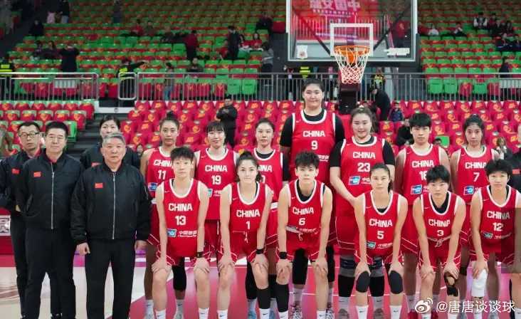 3月4日中国女篮热身赛长沙站主场对阵巴西女篮，王思雨、刘禹彤与杨舒予配合得当强势