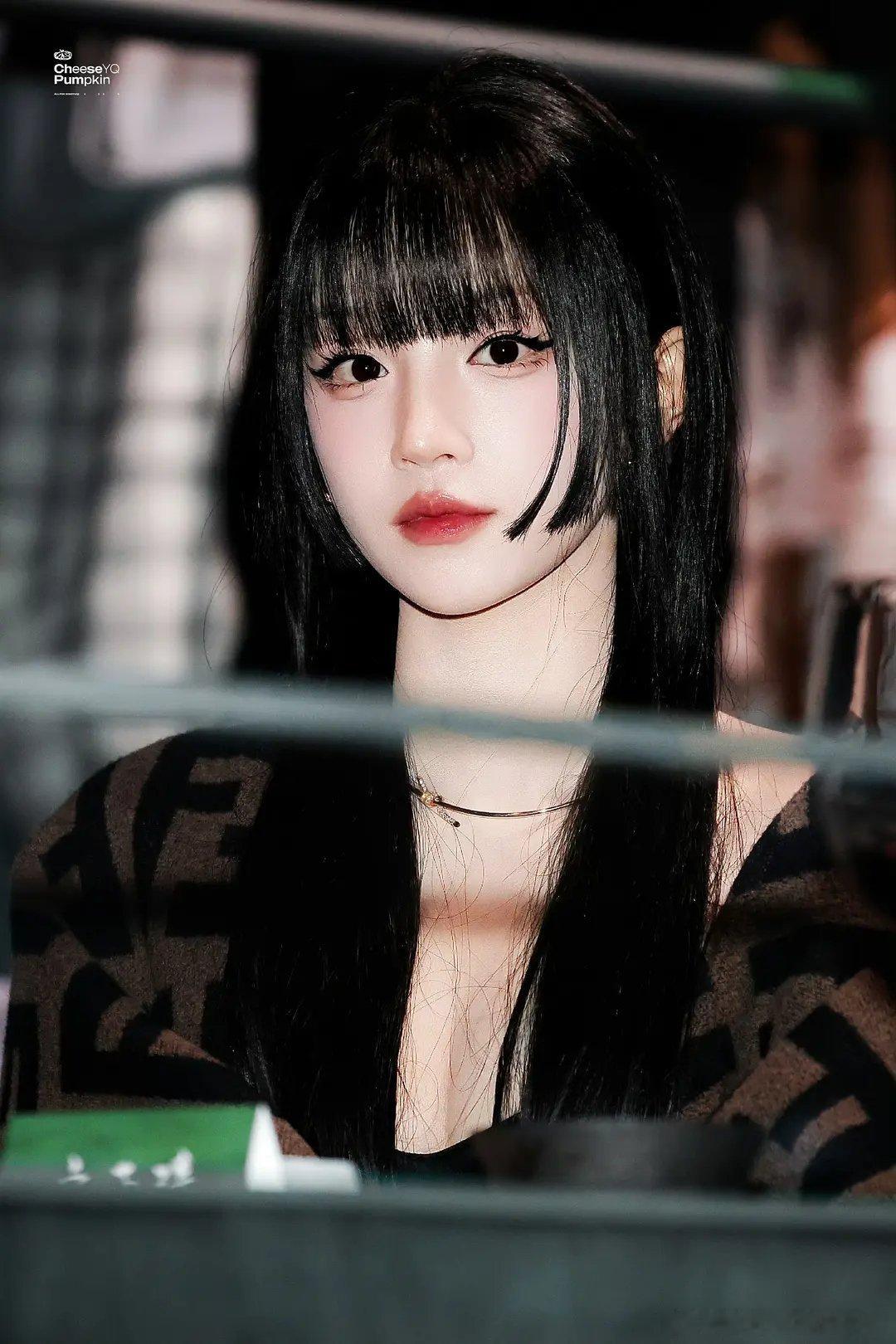 宋雨琦内场图公主切造型，好腹黑，人间富江既视感，红毯换这套 Look 会不会赢很