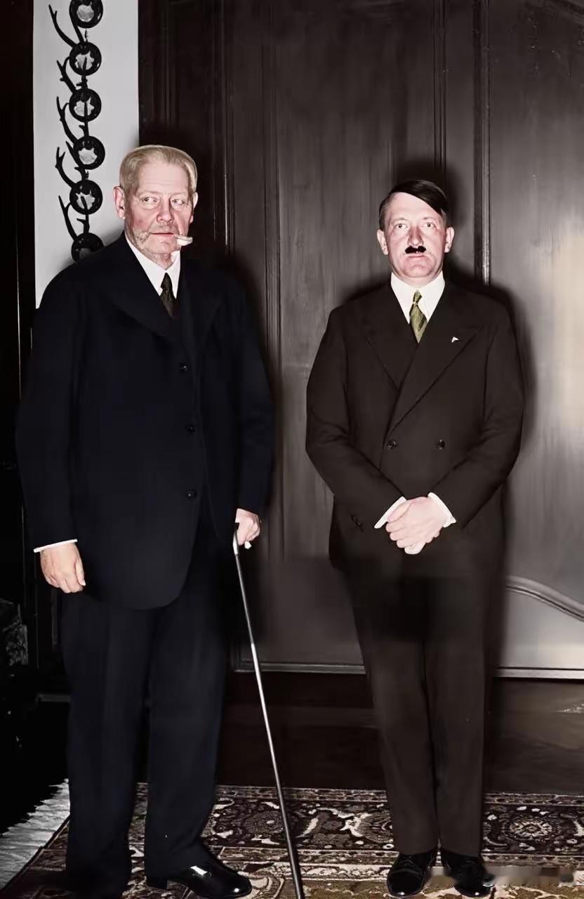 1933年，时任德国总统兴登堡与希特勒的一张合照，兴登堡当时在名义上是国防军最高