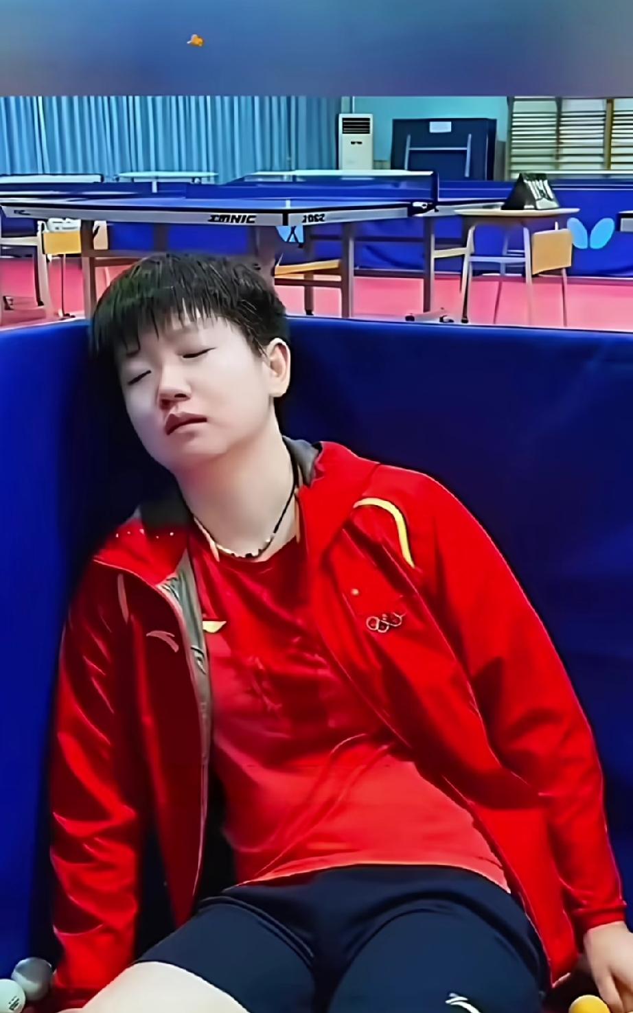 国梁说莎莎随时随地都能睡着，真不假。
刚刚证实就是真事。有图为证。
图一，躺在球
