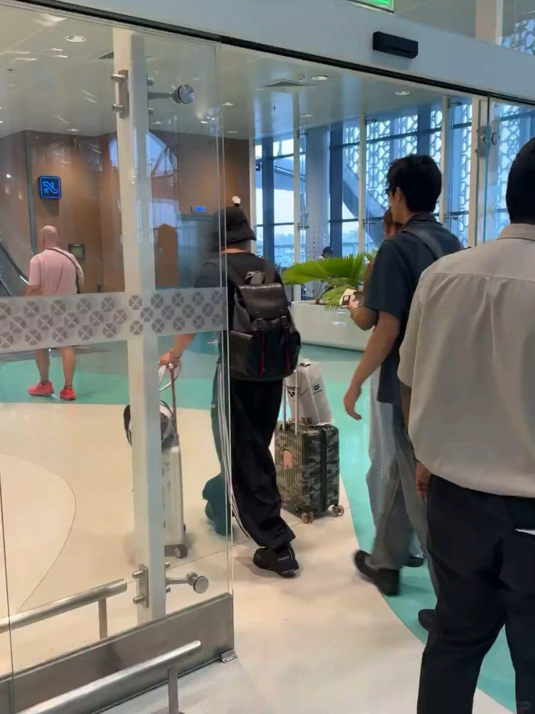 马代离境偶遇宋威龙 宋威龙离开马代了，路人夸骨相身材一流，谁能不爱帅哥呢！ 