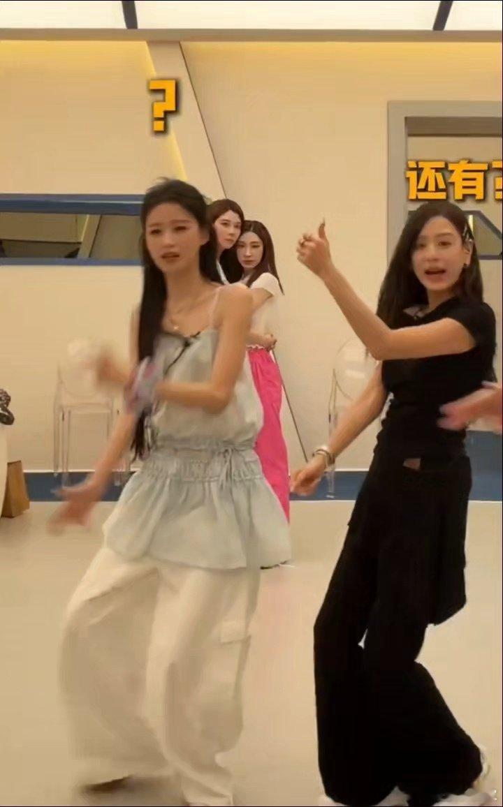 花蝴蝶组cha了李斯丹妮delulu从肢体控制到表情管理李斯丹妮都亲自示范，温柔