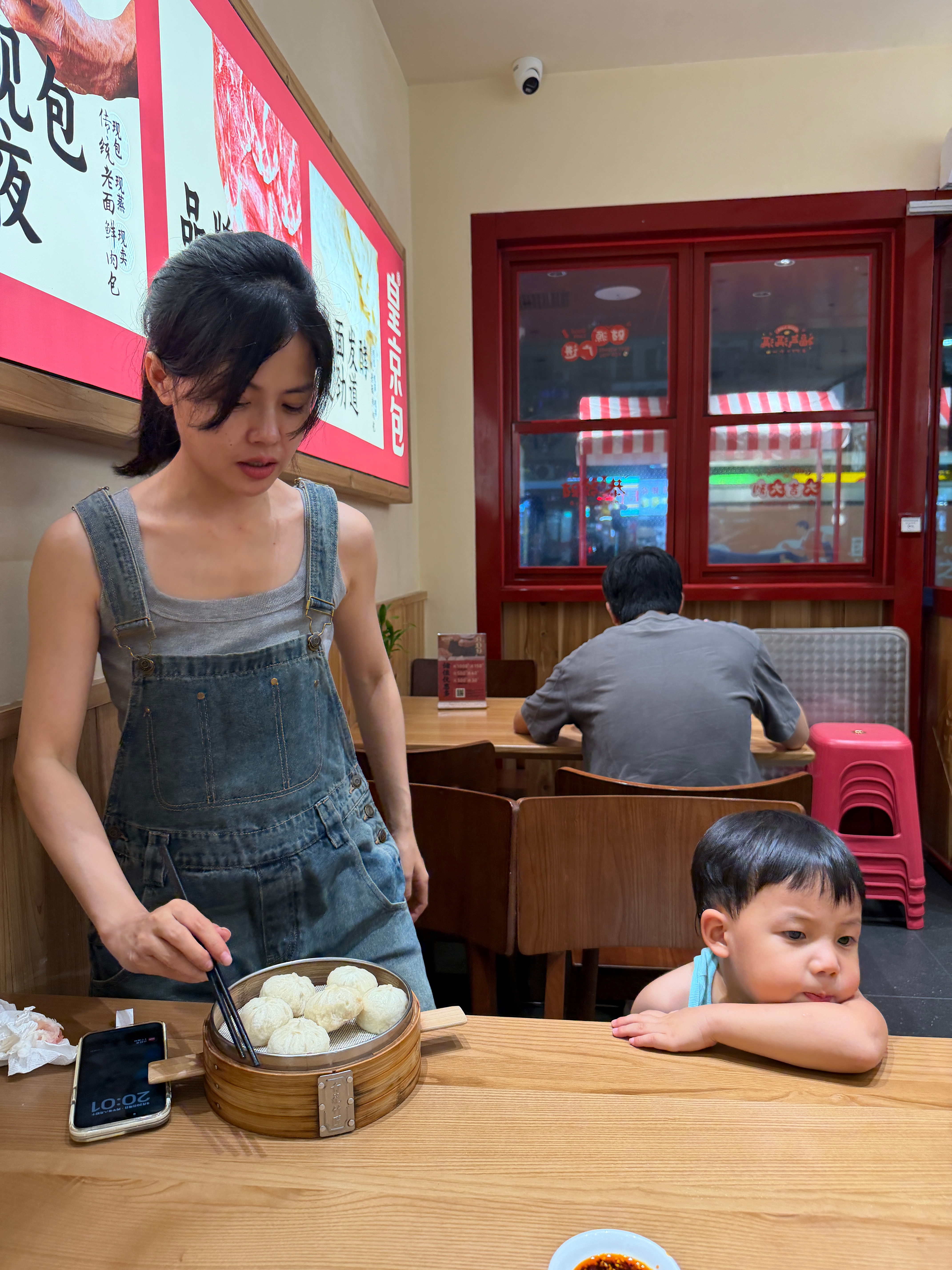 等希希下课 带阿琛来吃包子咯，阿琛是真能吃阿 ​​​
