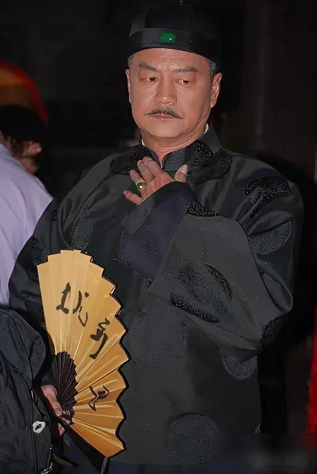 王宝强拍《狠家伙》，请来了狄龙。姜文的邀约，他都推掉了。有人算过，狄龙片酬传闻千