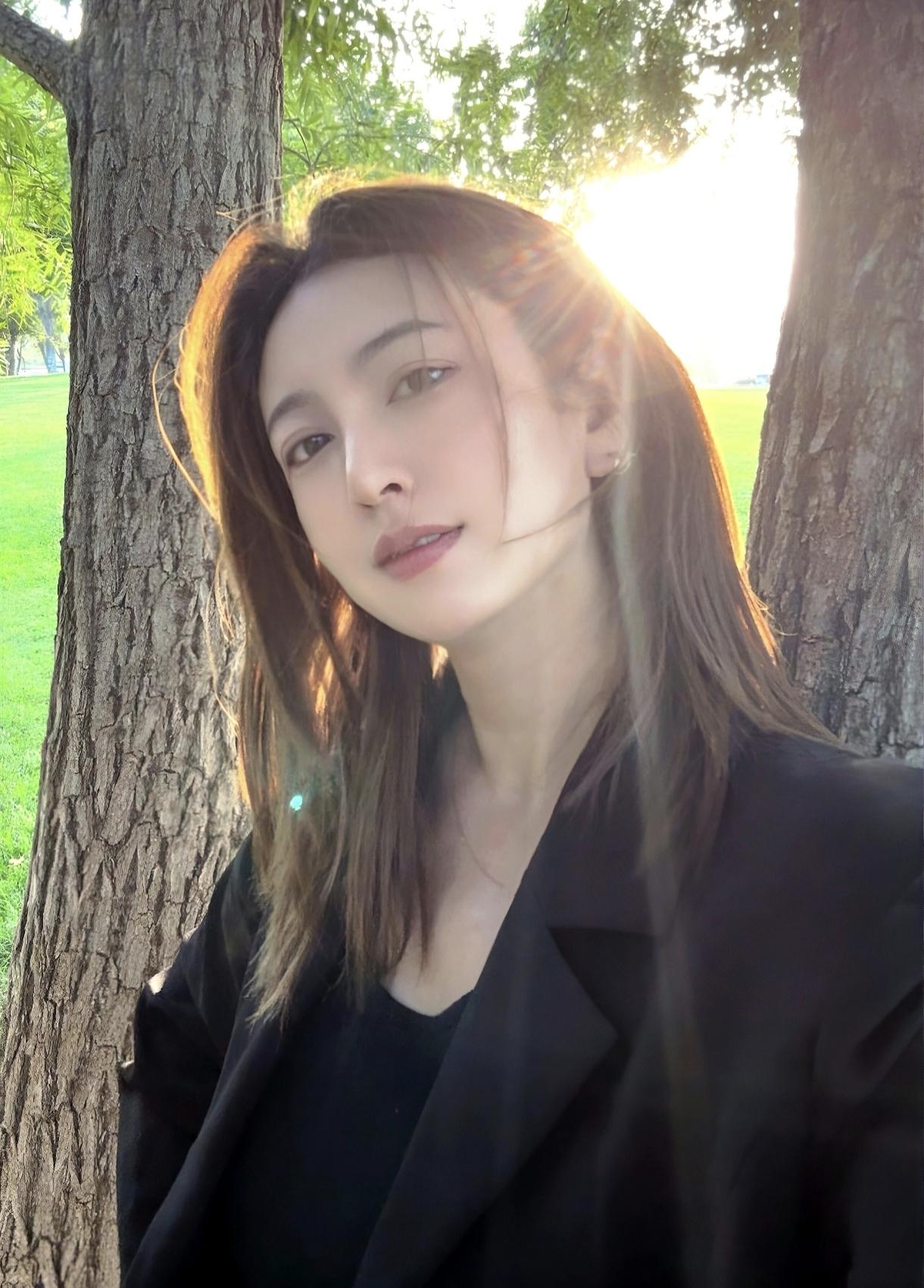 秋天的景色很美，但是一个人也不知道走向哪里，还是自己欣赏自己的美甲吧