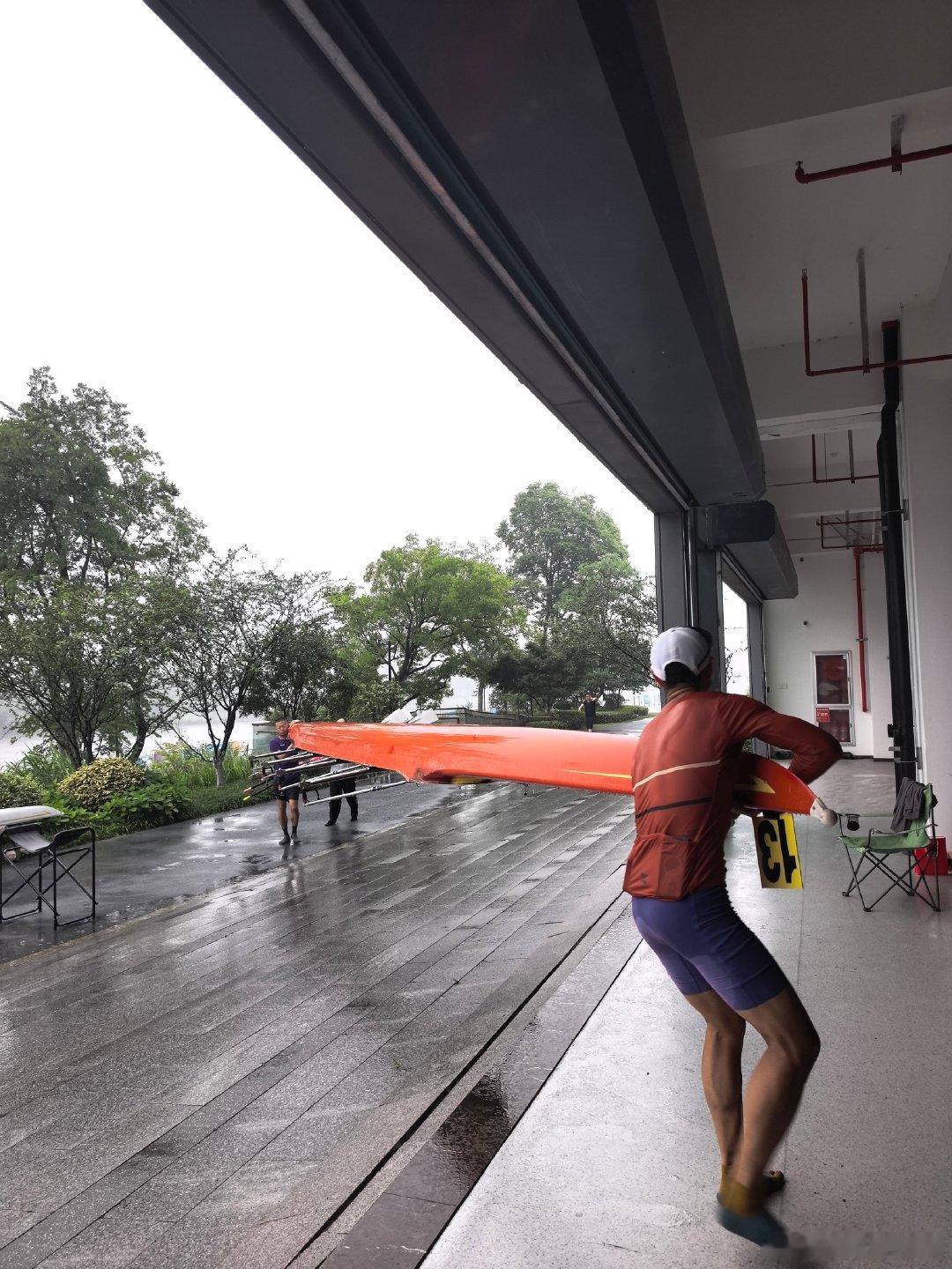 雨中的赛艇，祝自己生日快乐如果许愿的话希望明年能是双人艇  cr：吴栋说跑步 