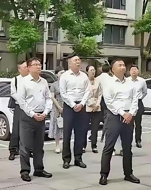 这几位不外乎是参观、检查、视察工作，这种场面想必都见过吧？