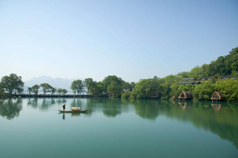 #上联：春水碧于天；诚邀下联#夏阳红似火
