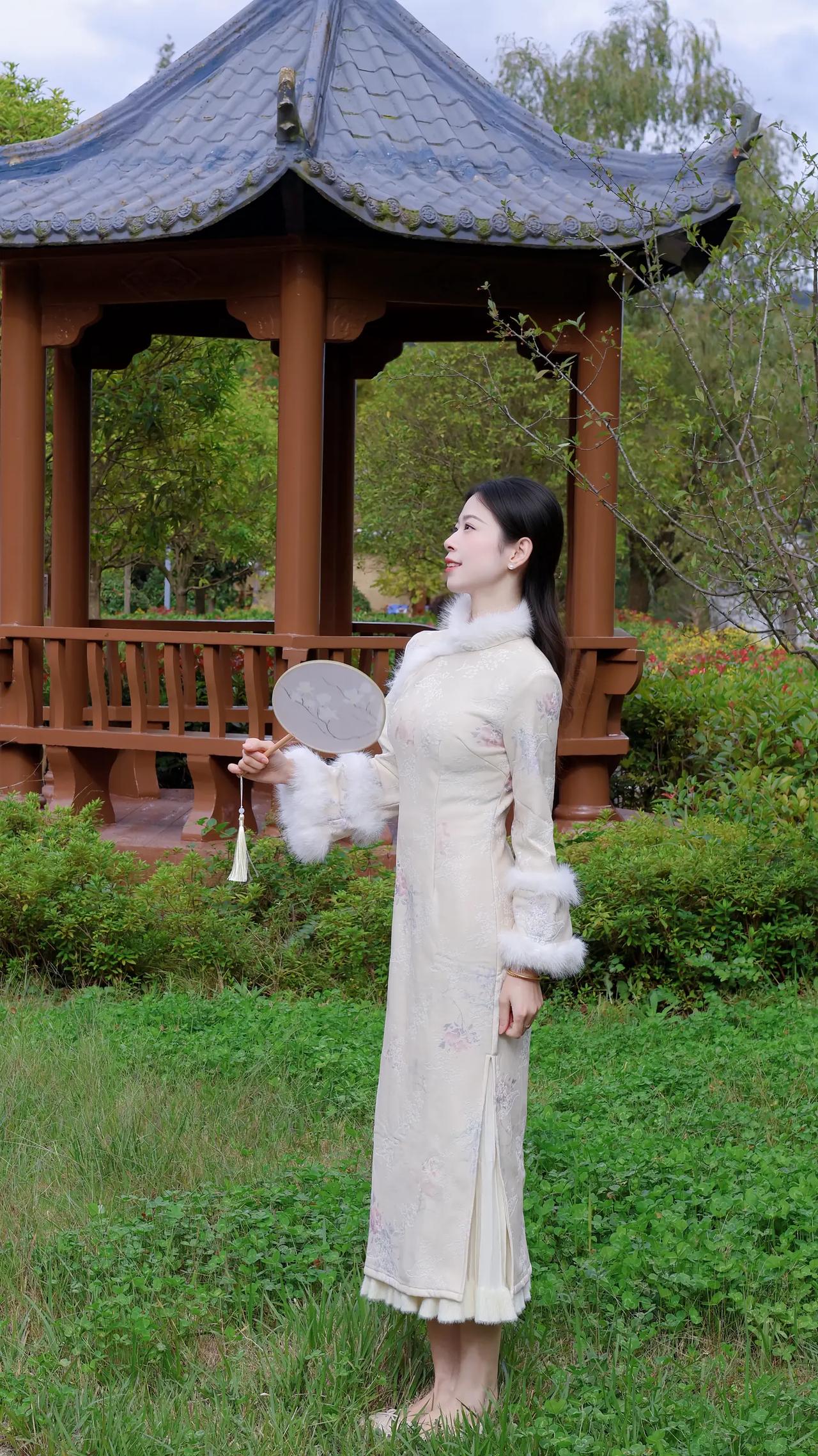 镜中人影，古韵悠长。