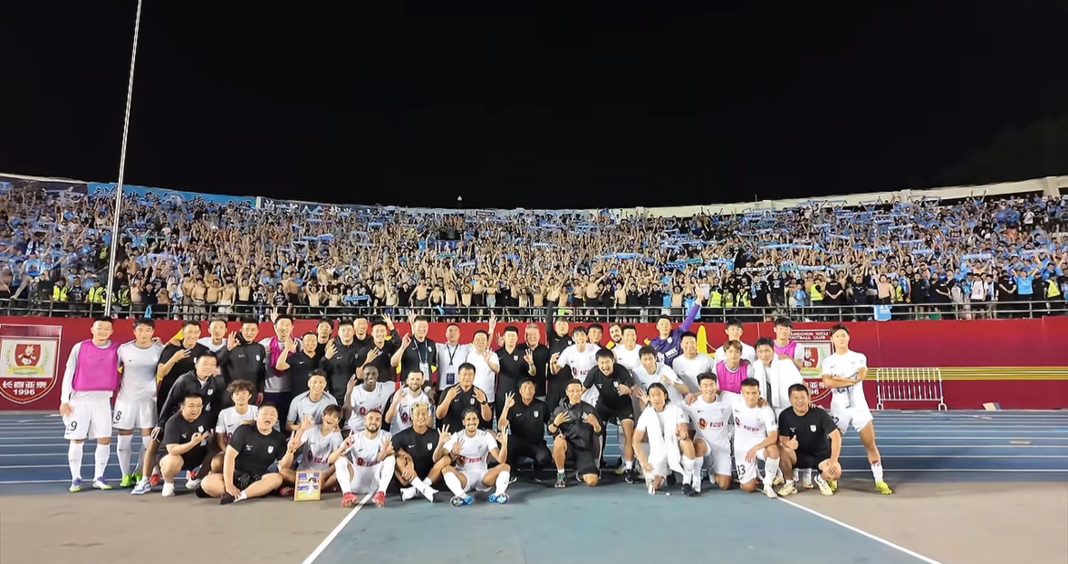 佩尼亚晒全队与远征球迷合影 中超第18轮，大连英博客场2-0战胜长春亚泰斩获队史