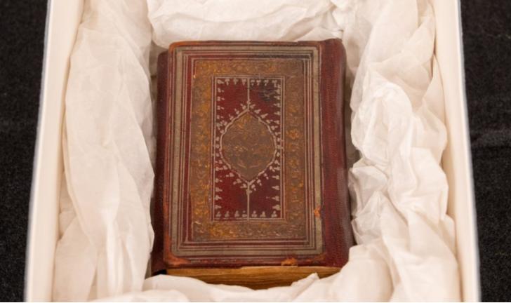 新市长特立独行，手持古兰经宣誓就职

34岁的马姆达尼，手持一本有着数百年历史的