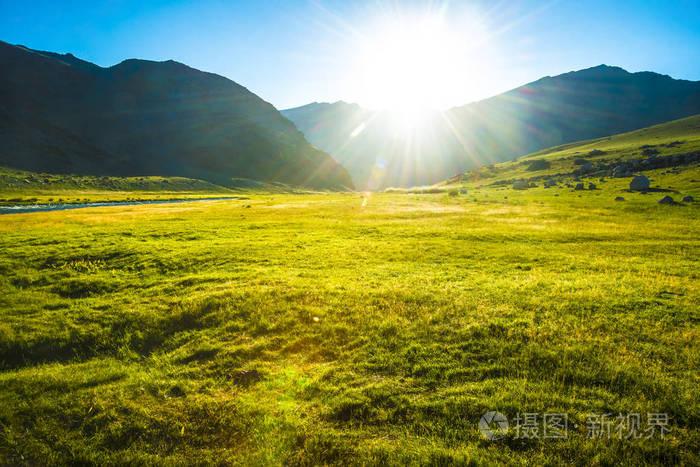 When the Sun Rises...当太阳升起的时候
In Africa,