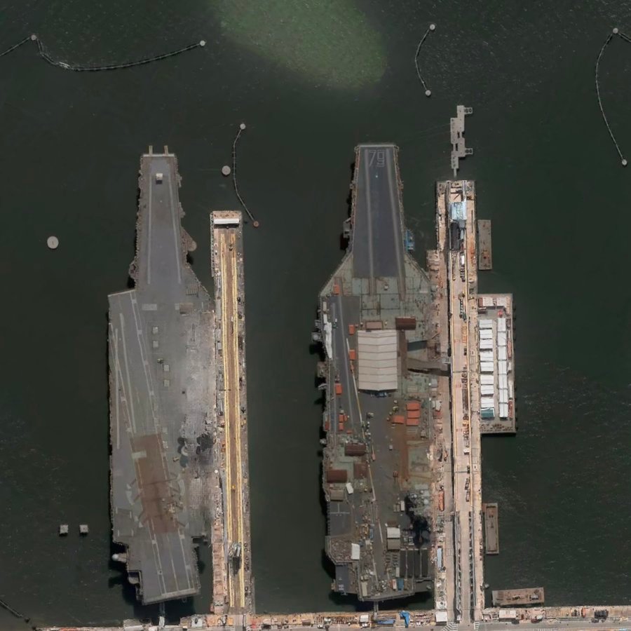 🔻CVN-65企业号和CVN-79肯尼迪号同框。🔻企业号1961年服役，20