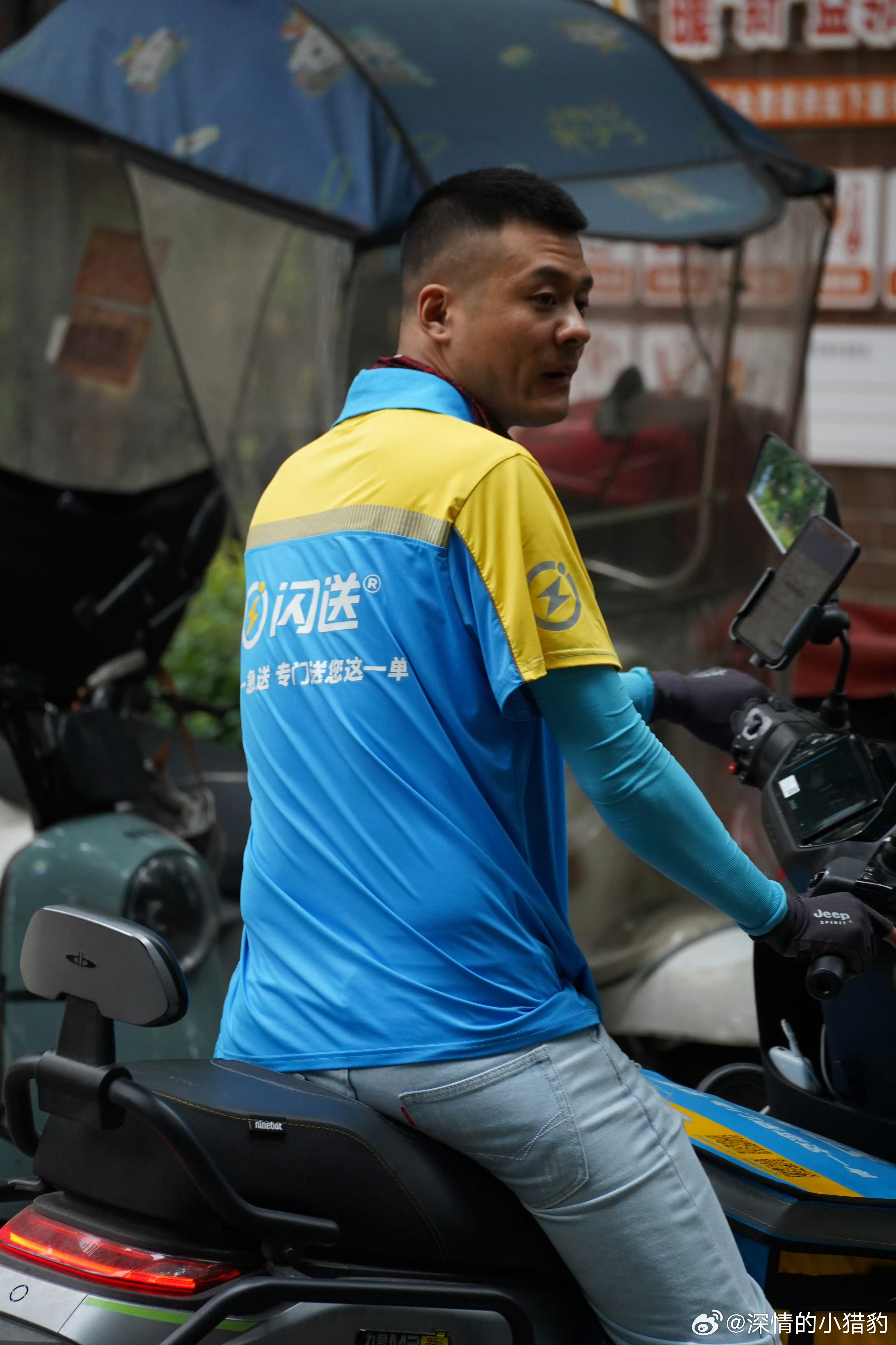 穿到微微褪色、半旧的工服太有质感了 