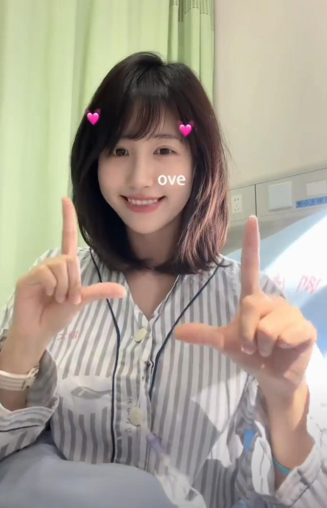 刷到一栗小莎子的化疗报平安视频。

谁能想到，当年凭蓝色战袍火遍全网、元气满满的