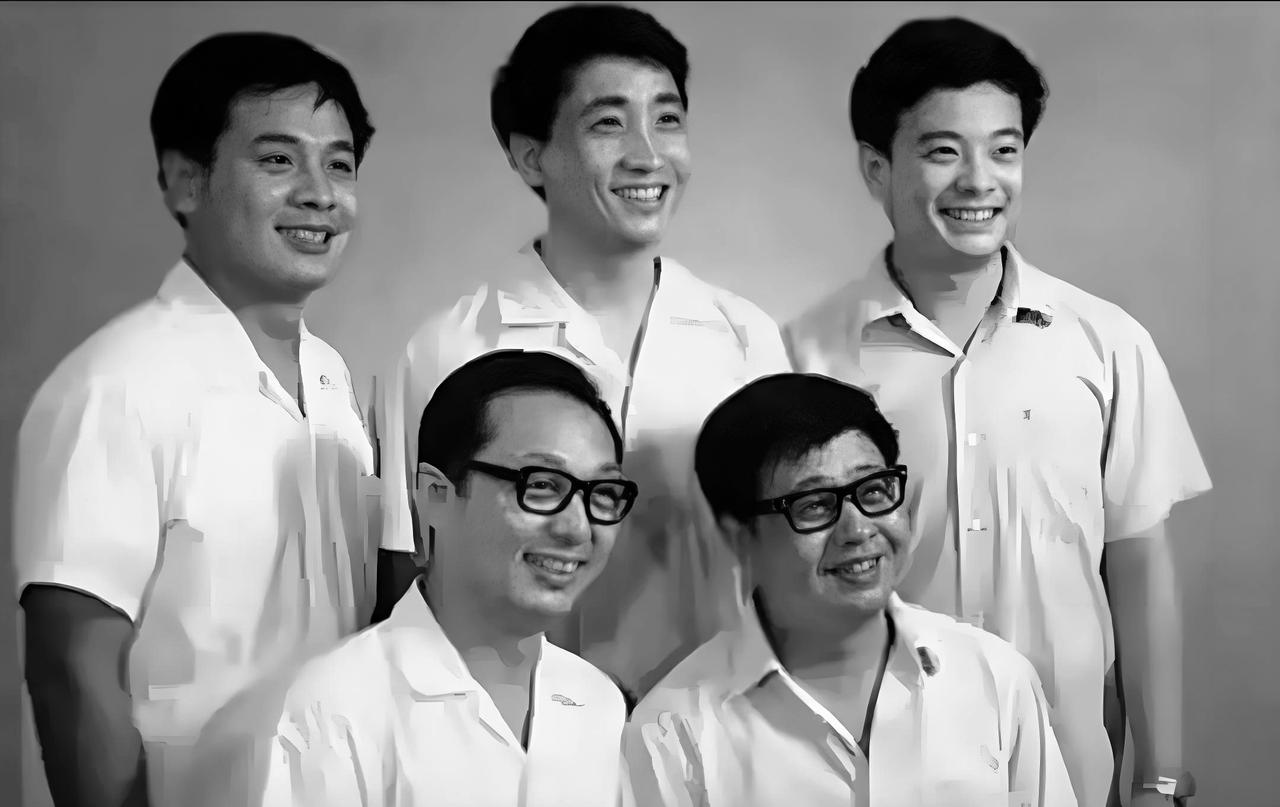 充满年代感的老照片里，五位相声前辈相聚在一起，每个人都有叫得响的经典段子。来猜猜