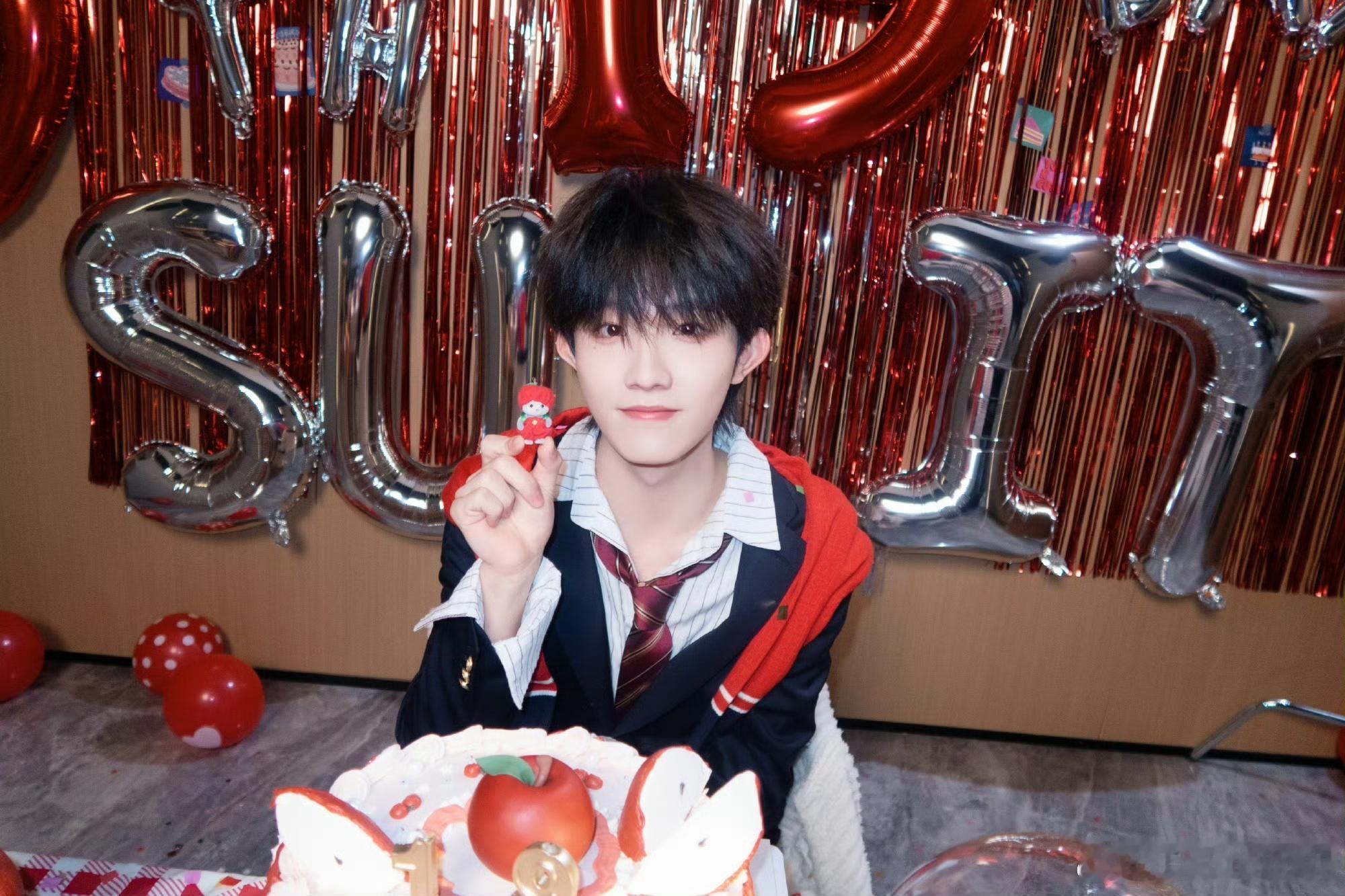 苏新皓怎么红成这样了 苏新皓的人气一路暴涨直接出圈，妥妥的内娱新生代亮眼存在！看