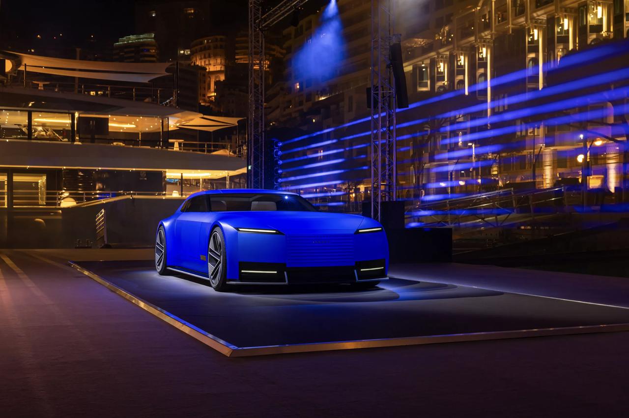 捷豹最后一辆燃油车——黑色F-Pace SVR静静驶出索利哈尔工厂，工厂全线停产